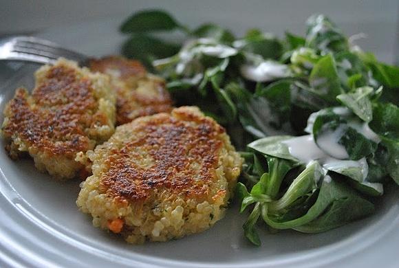 Quinoalaibchen mit Mozzarellakern