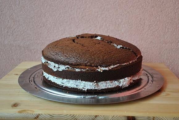 Drei-schichten schokoladenkuchen mit oreo cookie cremefüllung