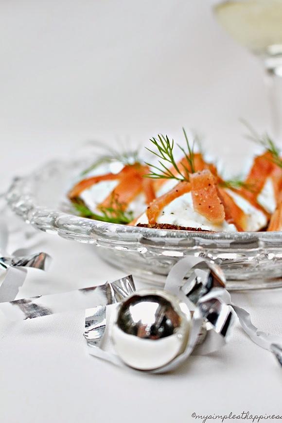Leckere lachshäppchen mit meerrettich-creme zum jahreswechsel