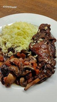 Kaninchen in Rotweinsoße mit Pflaumen