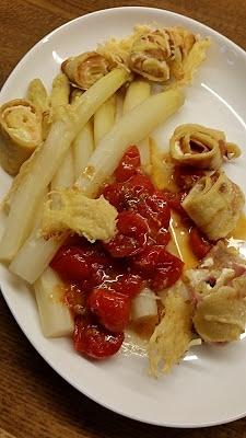 Gebratene crespelle mit lachs oder schinken zu weißen spargel