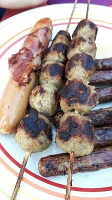 Köttbullar-Spieße und grüner Spargel vom Grill