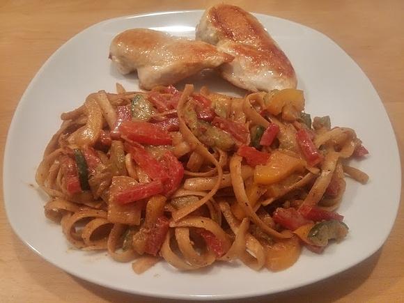 Nudelsalat mit Erdnuss-Sauce