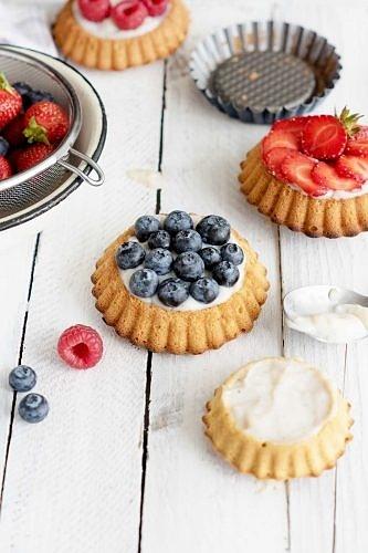 Torteletts mit Beeren und Vanillepudding
