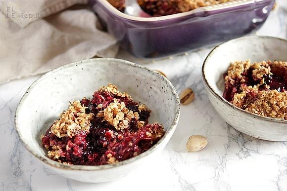 Brombeer crumble mit feige und pistazien