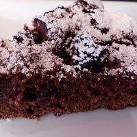 Schokokuchen mit Kirschen und einem Hauch Chili