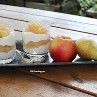 Apfel-Birnen-Grütze mit Vanillequark