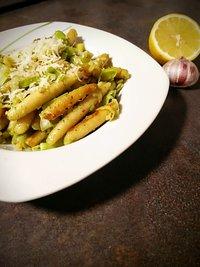 Goldbraun gebratene Schupfnudeln mit Basilikum-Mandel-Pesto
