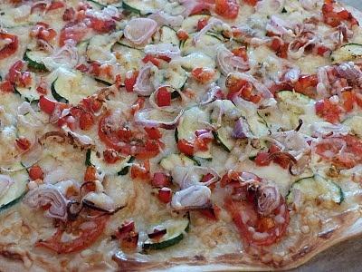 Veggie flammkuchen mit zucchini, tomaten, paprika, schalotten und bergkäse