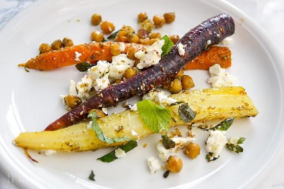 Geröstete karotten und kichererbsen mit za’atar-gewürz
