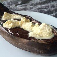 Schokobanane vom Grill mit Vanille Eis