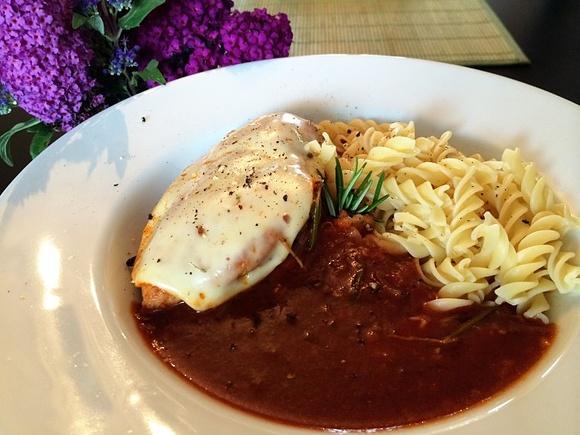 Henderl mit paradeiser, knoblauch und rosmarin überbacken