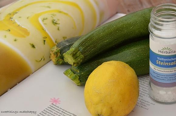 Sommerliche kaltschale mit zitronenschuss