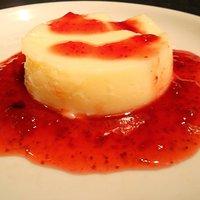 Eierlikörpudding mit Erdbeersauce