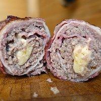 Gegrillte Speckrolle mit Käsekern – Bacon Bomb