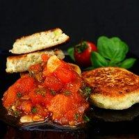 Gebratene Quarkschnitten auf Tomatenragout