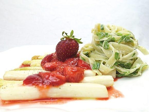Spargel mit Chili-Erdbeeren an Rucolanudeln