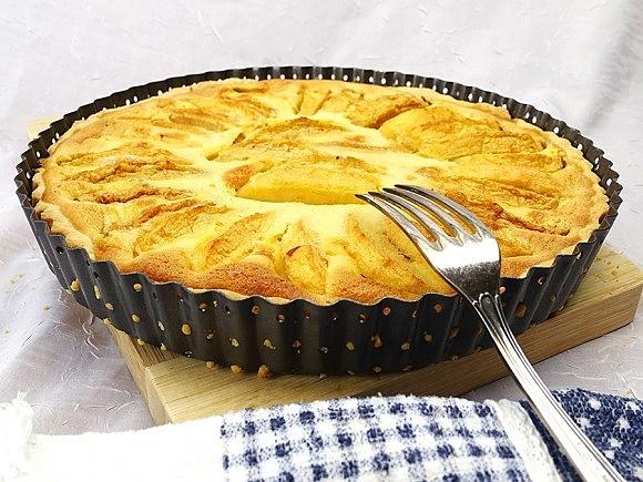 Apfelkuchen normandie mit calvadosäpfeln und crème fraîche