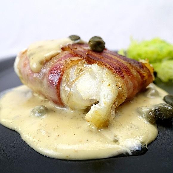 Skrei im speckmantel mit rosenkohl strohhut