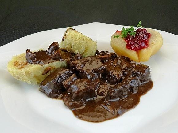 Toskanischer Wildschweintopf mit Ciabatta-Knödeln