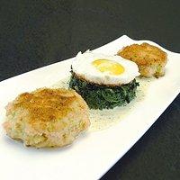 Frikadellen von Fischen mit Blattspinat, Wachtelei, Kräutersauce