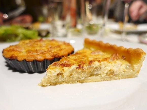 Fränkischer zwiebelkuchen mit speck und quark-öl-teig