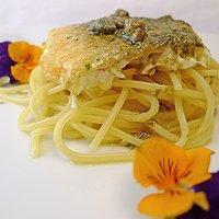 Loup de Mer mit Kapernbutter auf Spaghettinest