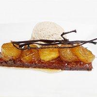 Bananeneis mit glasierten Auberginen