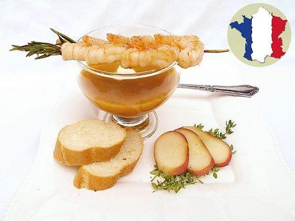 Scharfes Pfirsichsüppchen mit Garnelenspieß