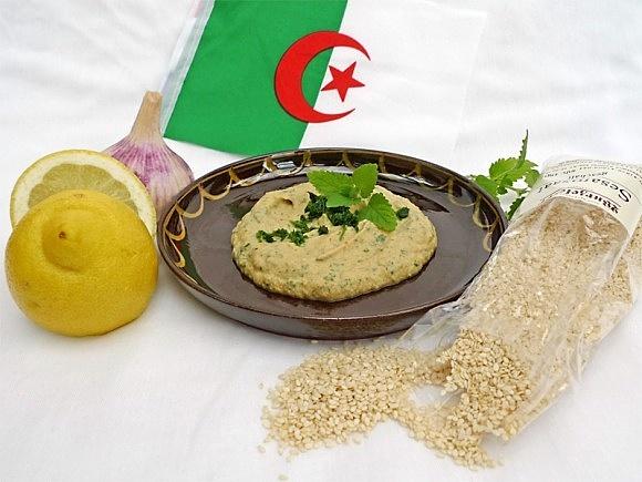 Algerien auberginen püree mit frittierten eiern