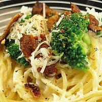 Spaghetti mit Kräuterspeck und Brokkoli