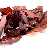 Knusprige Chips aus Rote Bete und ein Buch