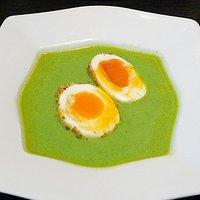 Grüne Spinat-Schaumsuppe mit gebackenem Ei