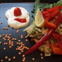 Roter Linsensalat mit Joghurt und Rucola