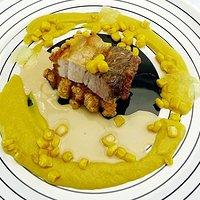 Knuspriger Schweinebauch mit Mais und Zitronengelee