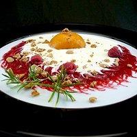 Rosmarin Sauercreme mit Würzpfirsich als Spiegelei an Himbeerpüree