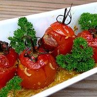 Geschmorte, gefüllte Tomaten