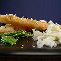 Tempura-Spargel mit Eiszapfen und Wasabicrackern