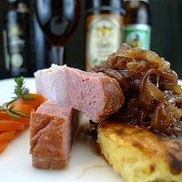 Kassler auf Baggers und Zwiebelconfit mit dunklem Bier
