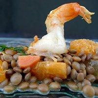 Linsensalat mit Zitrusfrüchten und gebratenen Garnelen