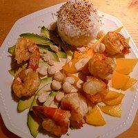 Garnelen mit Curry, Mango und Avocado am Reissalat