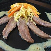 Zunge mit Honig-Senf-Kraut