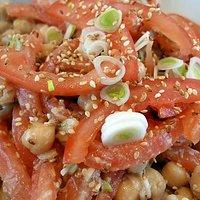 Warmer Kichererbsensalat mit Sesamdressing