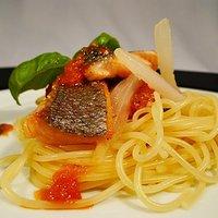 Spaghetti mit Tomaten und Basilikum auf Honig-Fisch-Sugo