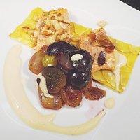 Forelle mit pfeffrigem Traubenragout und Croutons