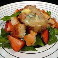 Spinatsalat mit Erdbeeren und Gorgonzola