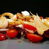 Spargelsalat mit Knoblauch, karamelisierten Chili-Walnüssen und Ziegenkäse