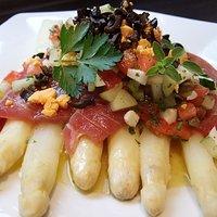Spargelsalat mit mariniertem Thunfisch