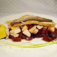 Loup de Mer auf Rote Bete-Birnensalat