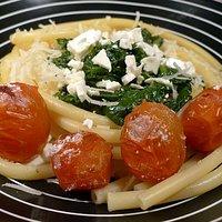Spinatpasta mit Feta und übergrillten Tomaten